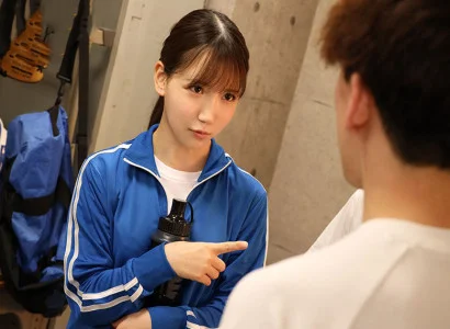 các cầu thủ nghiệp dư trong câu lạc bộ bóng đá quan hệ tập thể với cô gái xinh ở góc sân