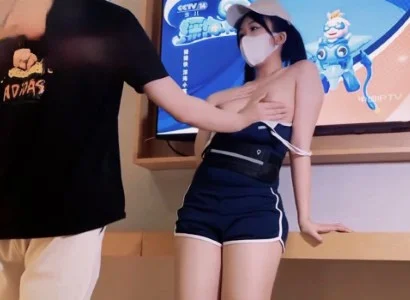 Cô nhân viên xinh đẹp bán TV và khách hàng may mắn