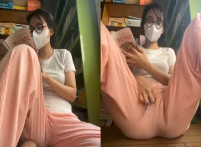 Em vừa đọc sách vừa đưa sextoy ra vào lồn