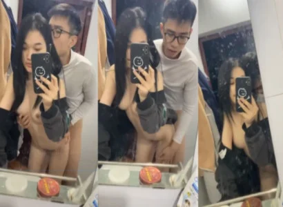 Đôi bạn trẻ phang nhau trước gương