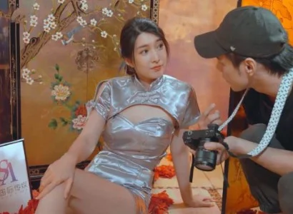Anh thợ chụp ảnh vừa ngắm ảnh vừa đụ nhau với người mẫu