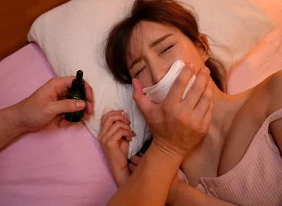Anh ta dùng thuốc mê để quan hệ với cô em họ xinh đẹp